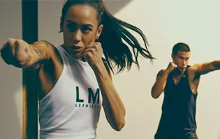 two people jabbing kickboxing les mills